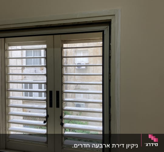 חלון עם תריסים פתוחים, מסגרת נקייה